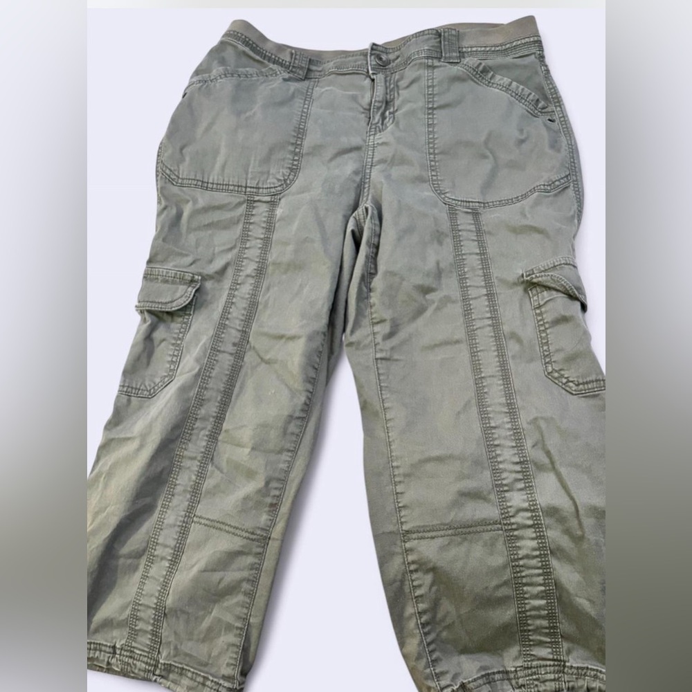 Woman’s Green Cargo Capris